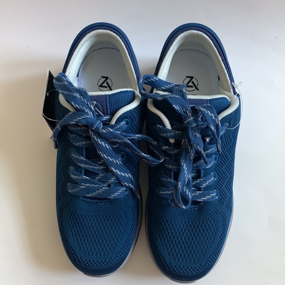 Zeba Step in sneakers, no bending over to put these on. Sapphire Blue size 8 NWT - Picture 9 of 13